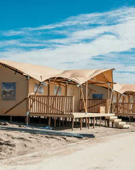 Nieuwe safaritenten bij De Zeeuwse Kust zijaanzicht