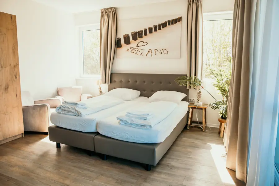 Vooraanzicht 2-persoons bed luxe hotelkamer De Zeeuwse Kust