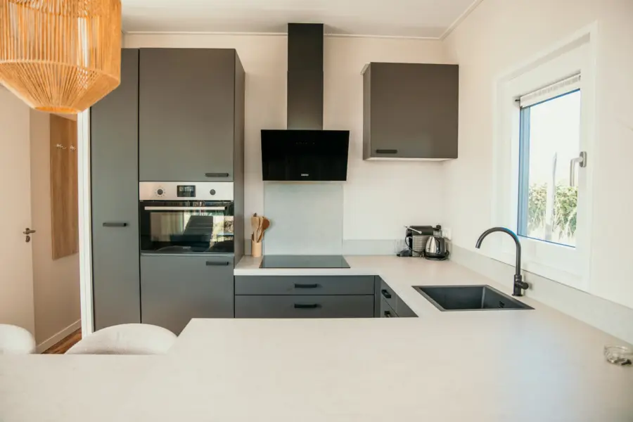 Wit grijze keuken in nieuwe chalet De Zeeuwse Kust