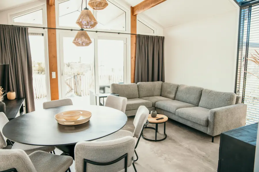 Grijze hoekbank nieuwe chalet De Zeeuwse Kust