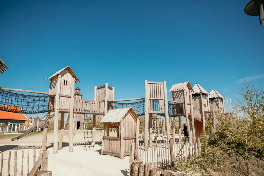 Nieuwe houten buitenspeeltuin De Zeeuwse Kust