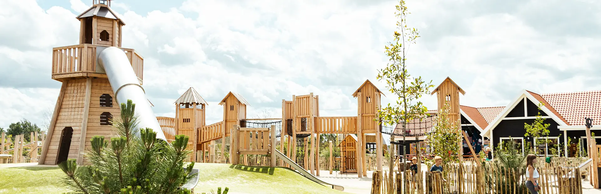 Nieuwe houten buitenspeeltuin op Strandpark De Zeeuwsekust met mooie houten speeltoestellen