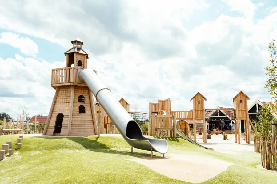 Een stoere vuurtoren met een lange glijbaan, klaar voor speelplezier