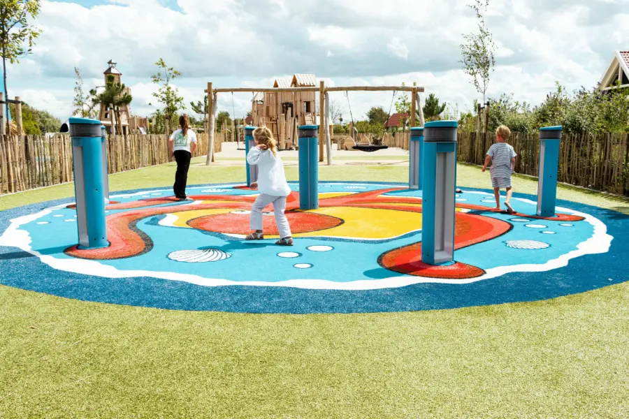 Kinderen rennen en spelen op een kleurrijk speelveld vol ontdekkingen