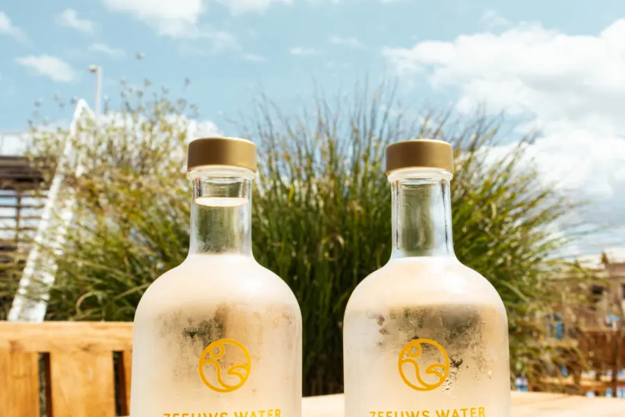 Zon, een gouden dienblad en kristalhelder water – puur genieten