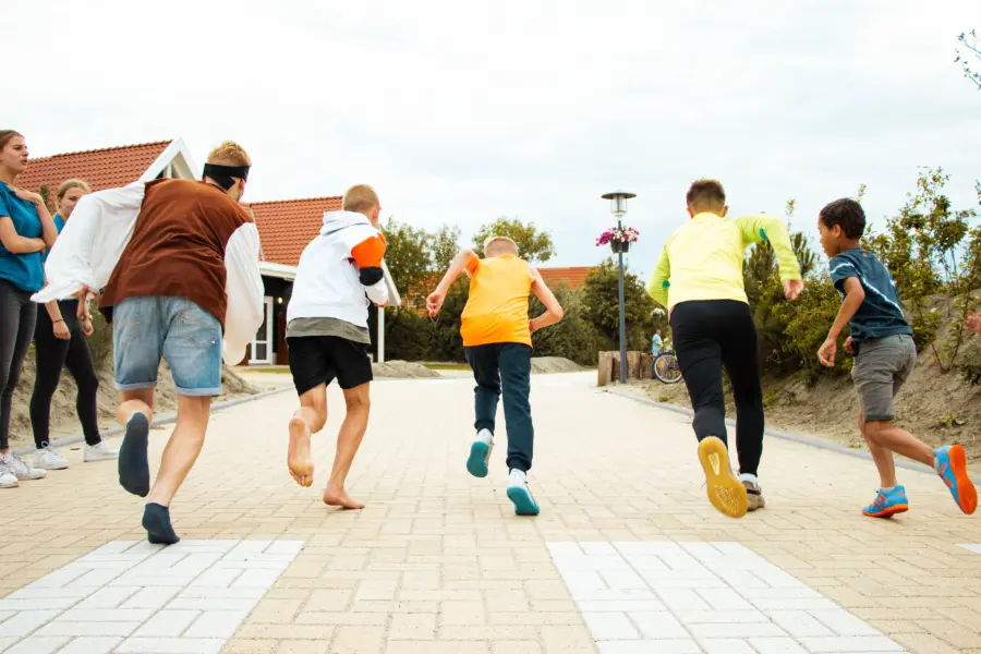 De wedstrijd is begonnen! Met volle snelheid rennen de kinderen richting de finish