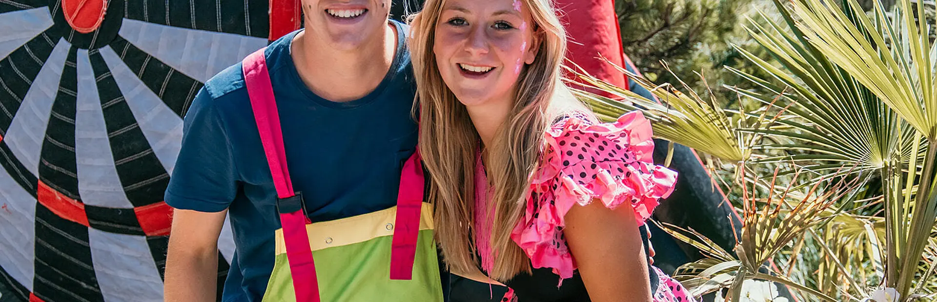 Echte zomerse vibes! Twee vrolijke entertainers vol energie, omringd door spel en plezier bij De Zeeuwse Kust