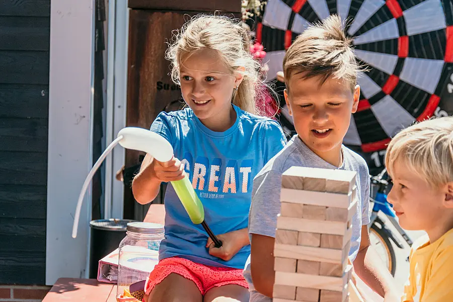 Concentratie en lachende gezichten tijdens een spelmiddag op het vakantiepark