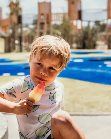 Een raketijsje in de hand, de zon hoog aan de hemel en de speeltuin als decor – ultiem zomerplezier bij het avontuurlijke Strandpark De Zeeuwse Kust