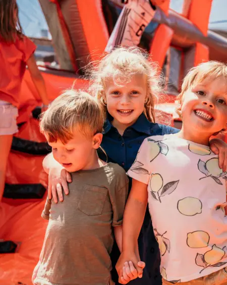 Lachen, klimmen en eindeloos spelen op het springkussen van het kindvriendelijke vakantiepark aan de Zeeuwse kust