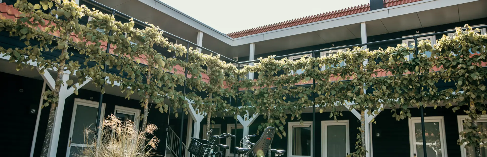 Vakantiegevoel in een stijlvol hotel, met fietsen klaar voor een tocht door Zeeland