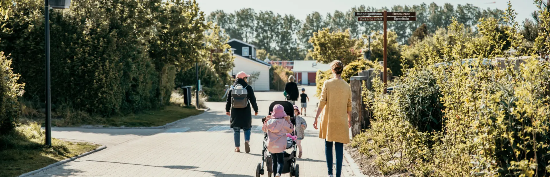 Moeder en dochter wandelen hand in hand door de rustige paden van De Zeeuwse Kust