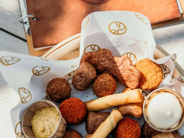 Culinaire verwennerij, een mandje vol knapperige borrelsnacks, klaar om van te smullen in de zon