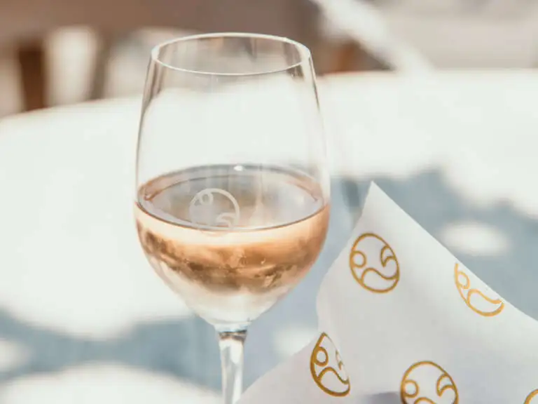 Zonnig borrelmoment, een glas koude witte wijn met knapperige bitterballen op een sfeervol terras
