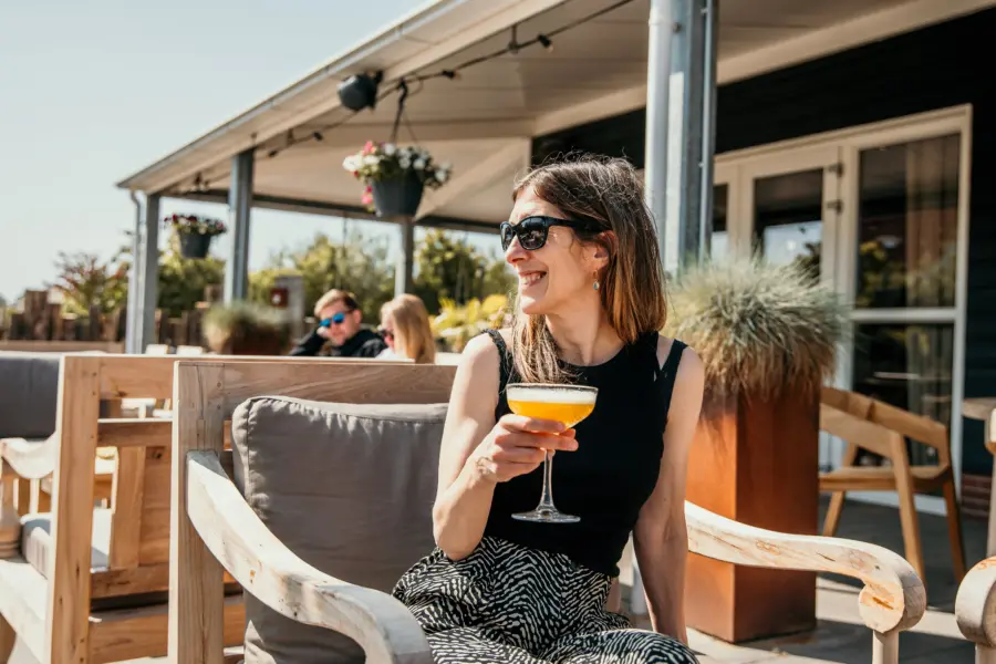 Strandpark De Zeeuwse Kust in zomerse sferen, een stijlvolle cocktail in de hand en een heerlijk terrasgevoel