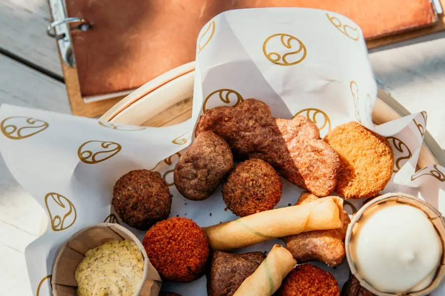 Culinaire verwennerij, een mandje vol knapperige borrelsnacks, klaar om van te smullen in de zon