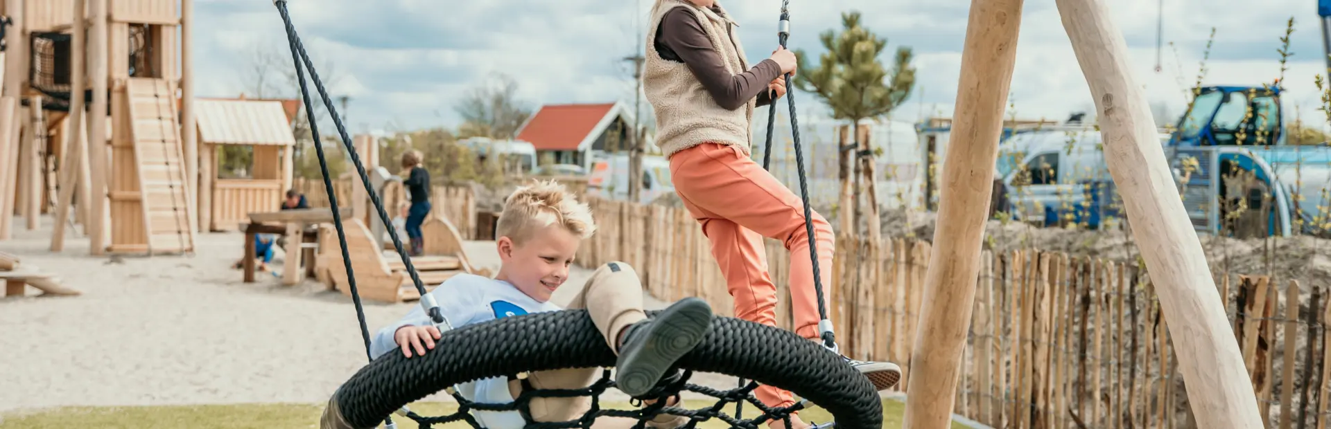 Vrijheid, plezier en avontuur! Schommelen in de frisse zeelucht bij De Zeeuwse Kust is voor kinderen een onvergetelijke ervaring