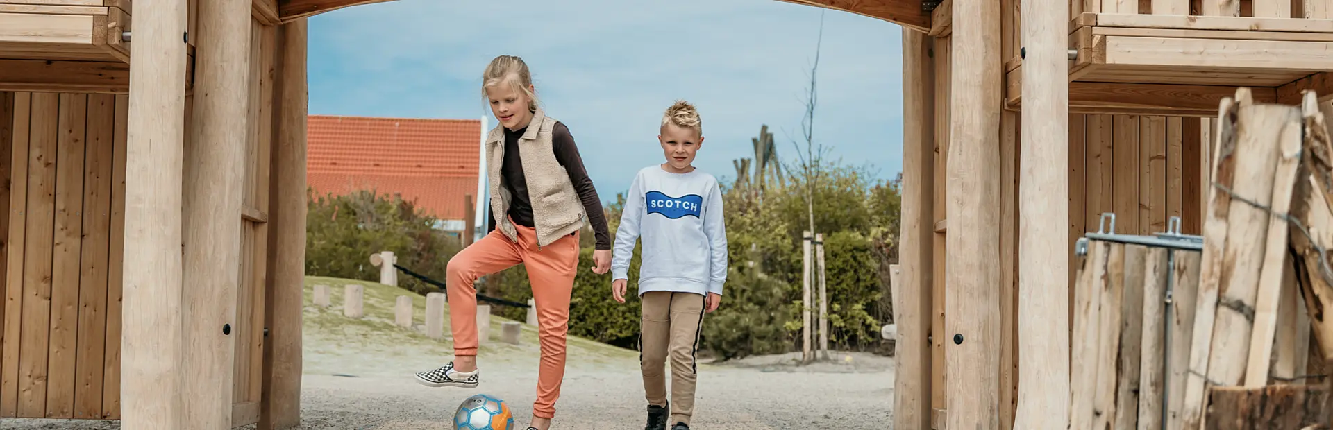 Tussen de robuuste houten speelstructuren beleven kinderen eindeloos speelplezier. Voetballen, klimmen en ontdekken – dat is hoe een echte vakantie bij De Zeeuwse Kust eruitziet
