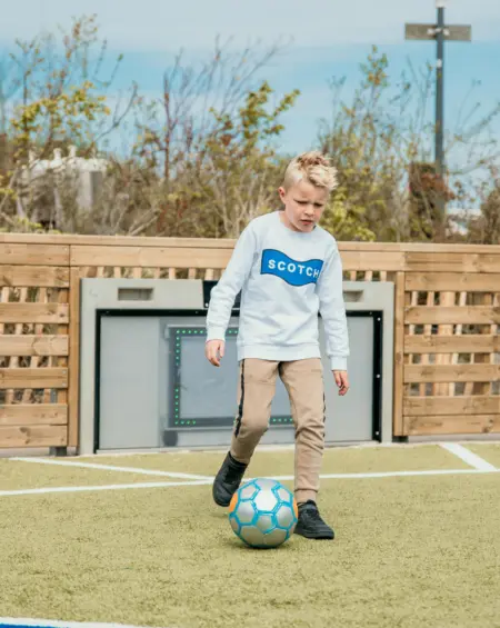 Voetballen met de frisse zeelucht in je gezicht, rennen over het moderne sportveld – bij De Zeeuwse Kust is elke beweging een avontuur