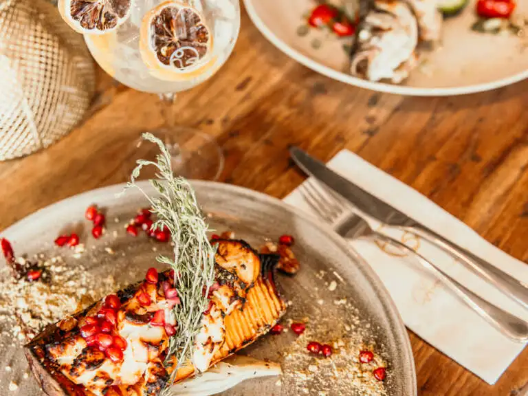 Gourmetgerechten met verse ingrediënten en stijlvolle presentatie geserveerd in het restaurant van Strandpark De Zeeuwse Kust op een sfeervol gedekte tafel