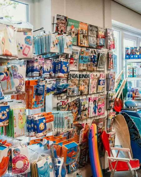 Winkel met souvenirs, speelgoed en strandartikelen bij Strandpark De Zeeuwse Kust