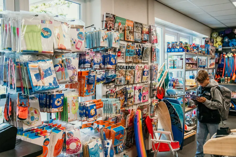Winkel met souvenirs, speelgoed en strandartikelen bij Strandpark De Zeeuwse Kust