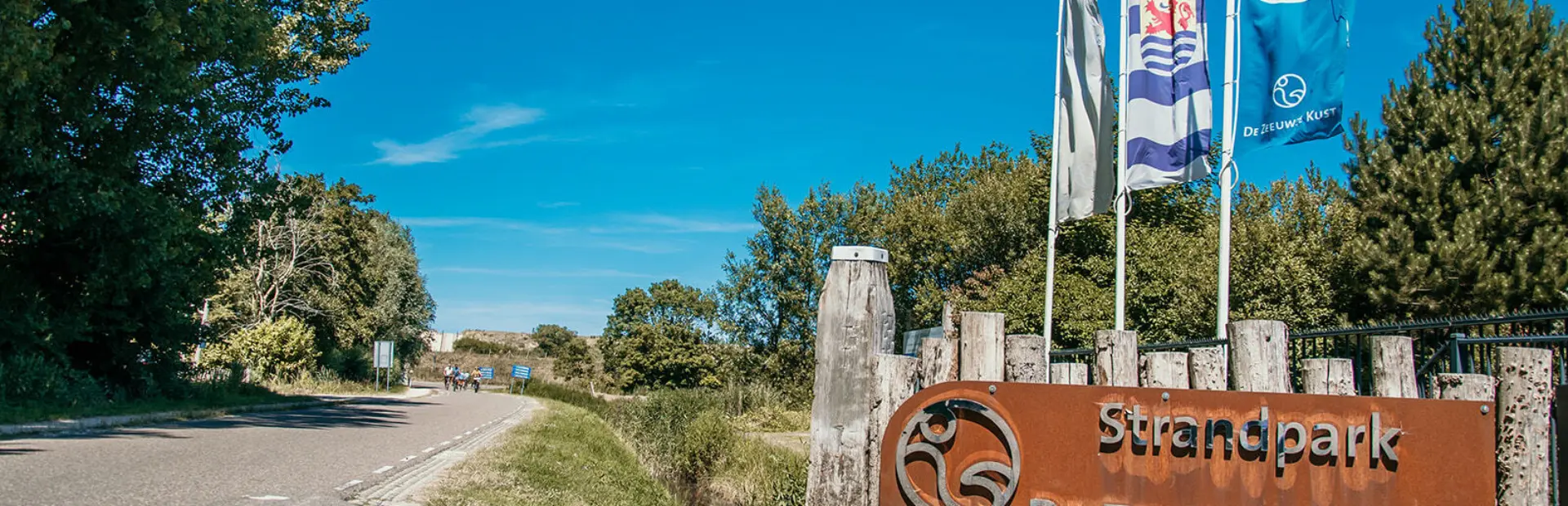 Wapperende vlaggen en een zonnige weg naar ontspanning bij De Zeeuwse Kust