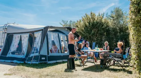 Zon, plezier en samen genieten van een maaltijd in de buitenlucht bij De Zeeuwse Kust