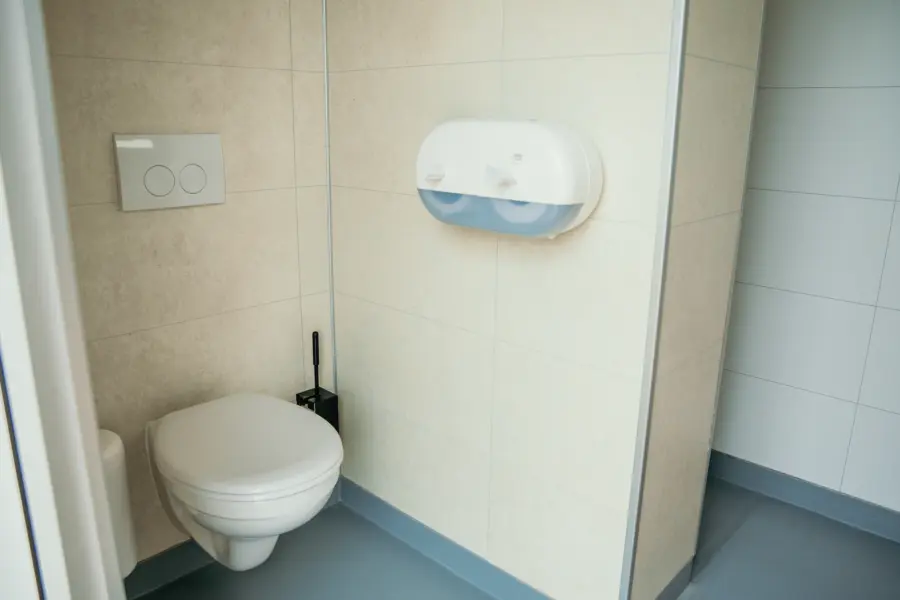 Comfort en hygiëne staan hier centraal. Deze strak afgewerkte sanitaire ruimte zorgt ervoor dat je verblijf net zo ontspannen voelt als een wandeling langs de Zeelandse stranden