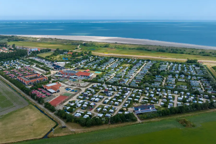 Luchtfoto van Strandpark De Zeeuwse Kust met camping vakantiehuizen en faciliteiten op een unieke locatie vlak bij het strand en de duinen