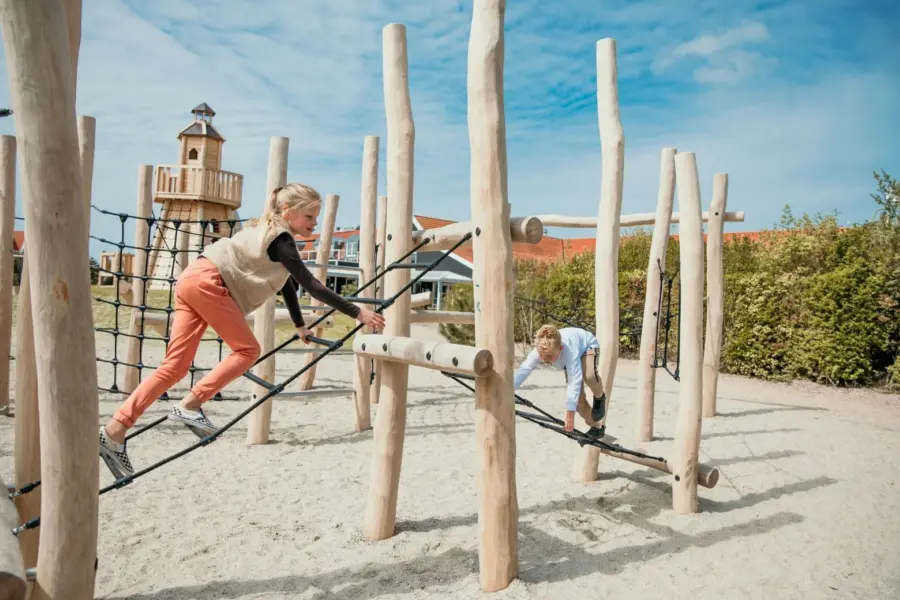 Spelen in de speeltuin de zeeuwse kust
