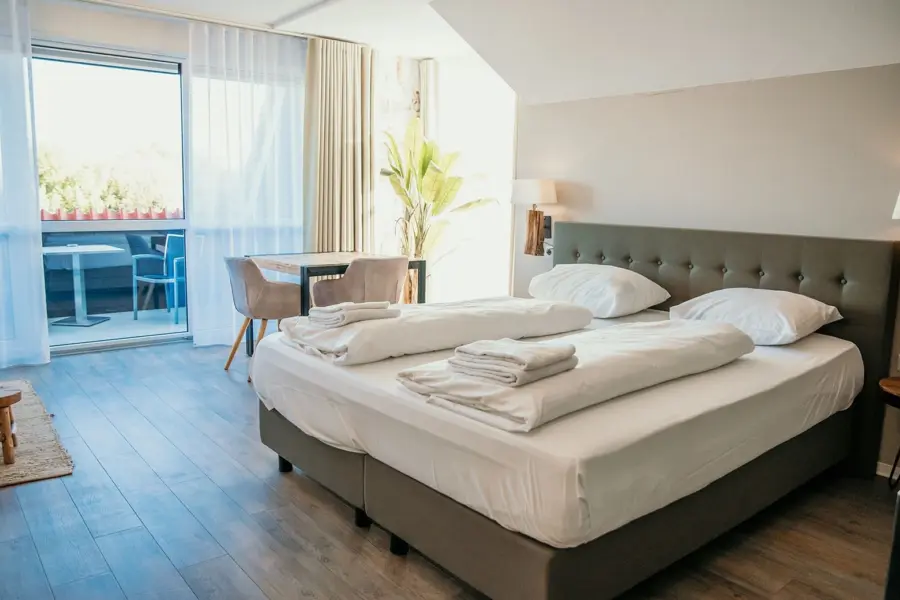 Slaapkamer hotelkamer de zeeuwse kust
