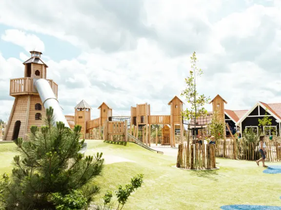 Nieuwe houten buitenspeeltuin op Strandpark De Zeeuwsekust met mooie houten speeltoestellen