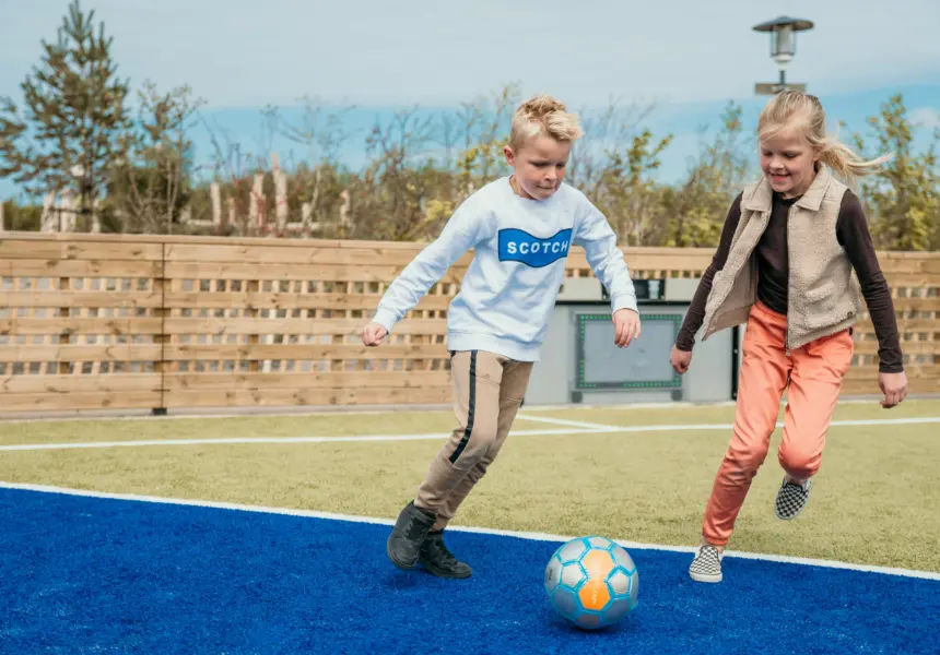 Met snelheid en plezier over het moderne sportveld rennen, de bal aan je voet en de frisse zeelucht in je haren – bij De Zeeuwse Kust is elke wedstrijd een avontuur
