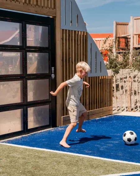 Blote voeten, een zonnig veld en klaar om te scoren! Voetbalplezier bij Strandpark De Zeeuwse Kust