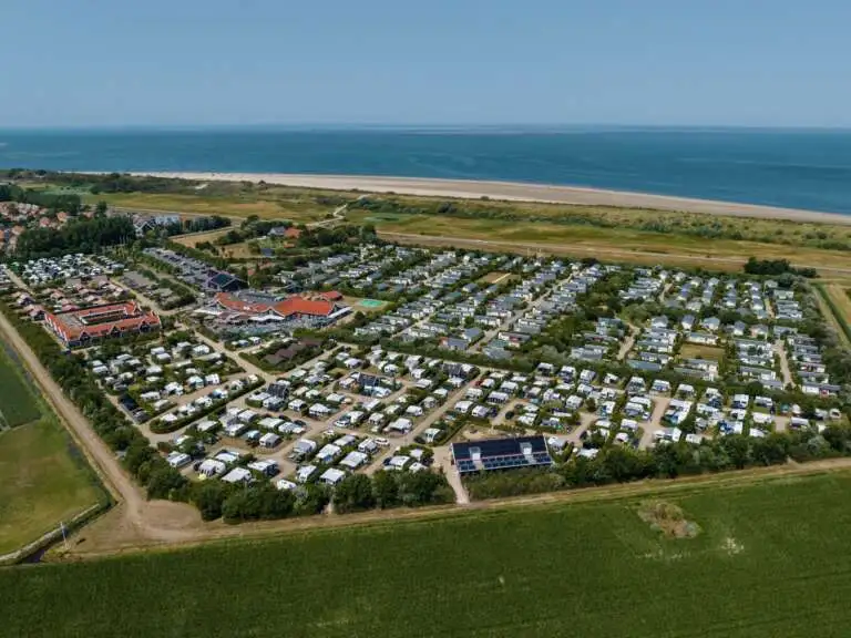 Camping met prive sanitair aan de kust